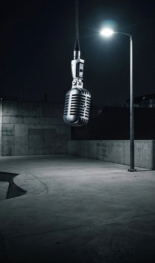 Micrófono vintage bajo una farola, escena de cypher