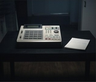 Máquina de samples y libreta sobre una mesa