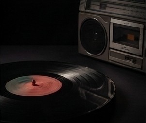 Vinilo girando junto a un radiocasete vintage