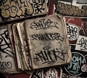 Libreta de rimas llena de graffiti y pegatinas