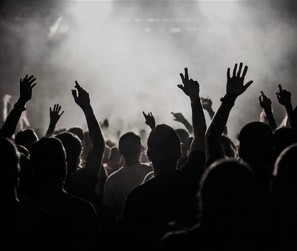 Multitud con las manos levantadas en un evento en vivo